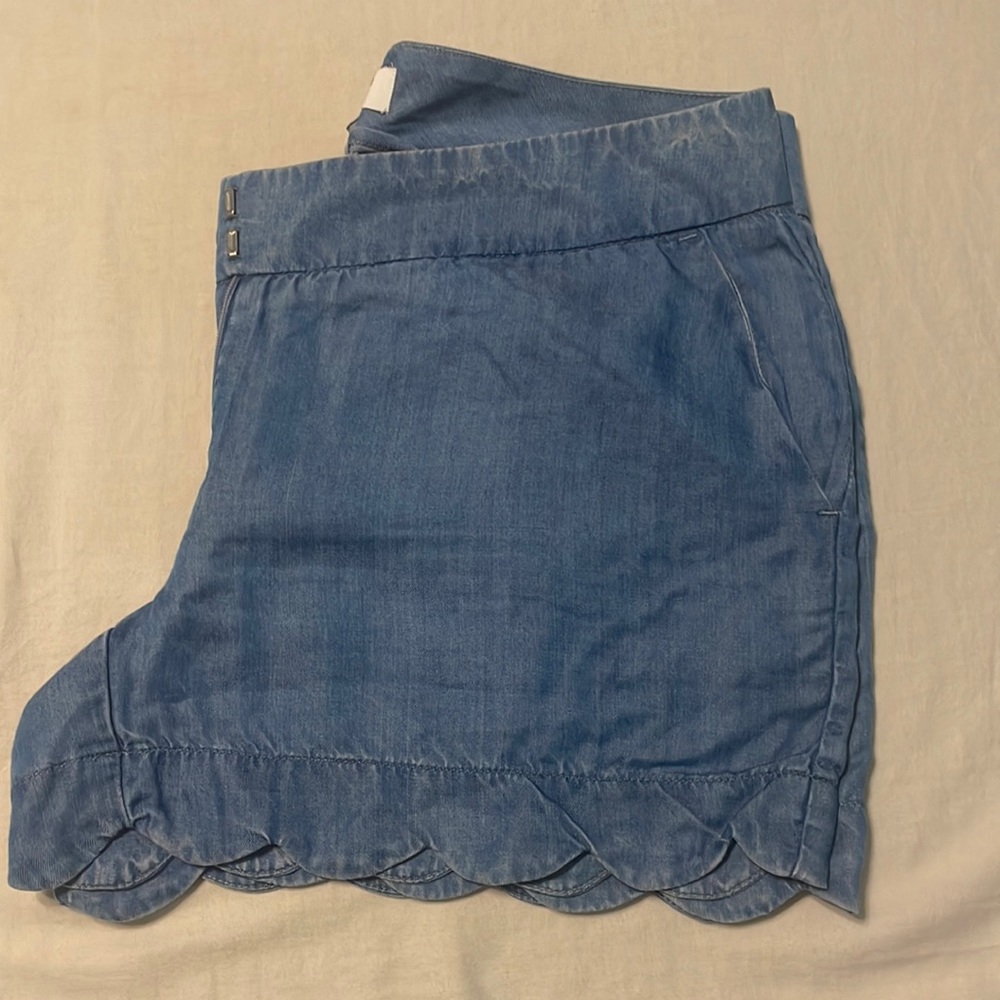 Scalloped hem Chambray shorts